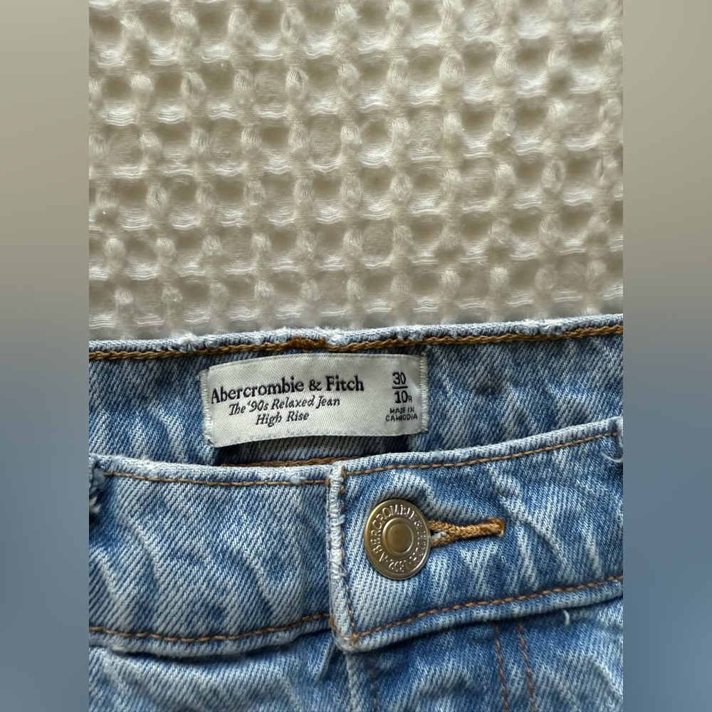 Abercrombie & Fitch High Rise 90s Relaxed Jean - Picture 2 of 4